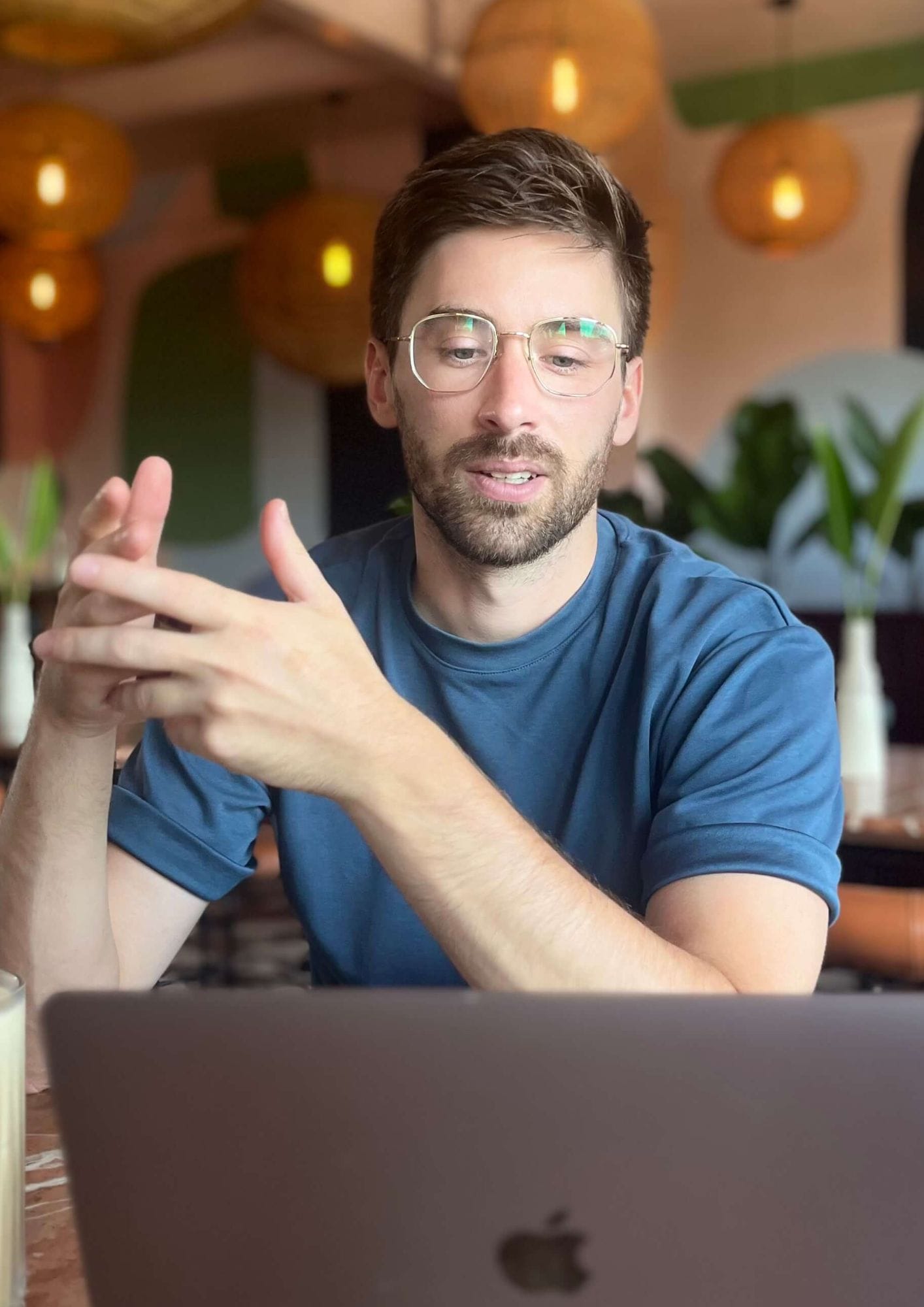 Hugo Desmorat explique, les mains en mouvement, derrière son ordinateur