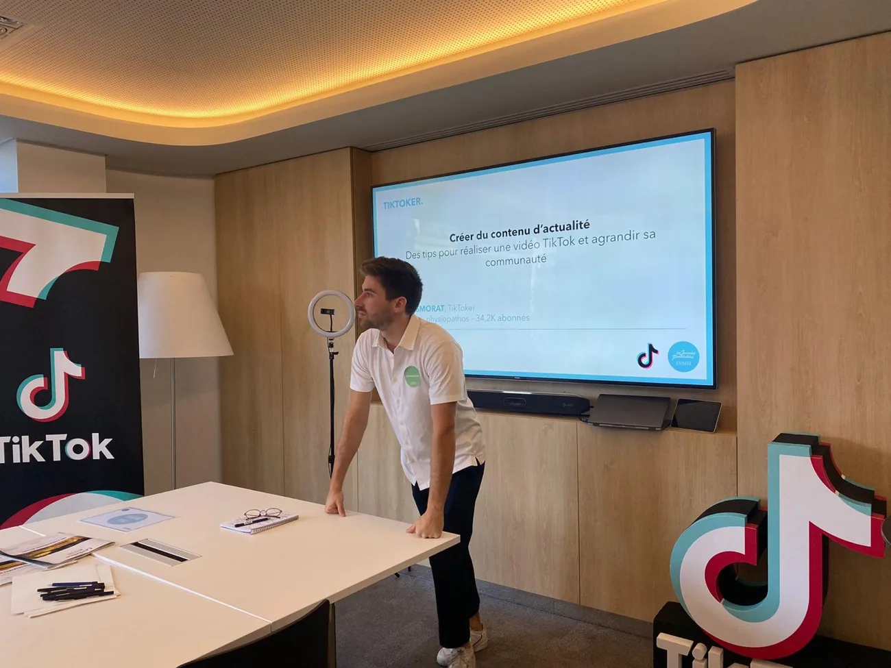Hugo Desmorat en conférence devant un écran de présentation